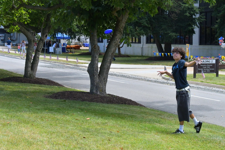 Frisbee tossing