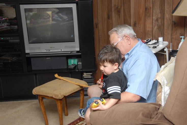 shows Duplo cars to Grandpa